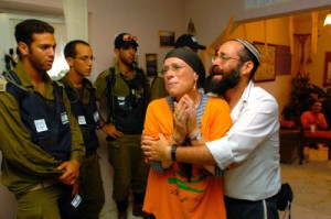 IDF soldiers expelling a family from Gaza. Nati Shohet/Flash9