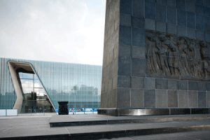 The Museum of the History of Polish Jews stands next to the memorial to the Warsaw Ghetto Uprising. Photo by Juha Salminen.