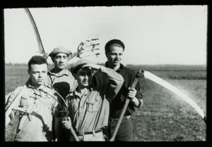 ‘Harvesting,’ 1934. Yeshiva University Museum, New York. All images  courtesy of the Contemporary Jewish Museum, San Francisco.