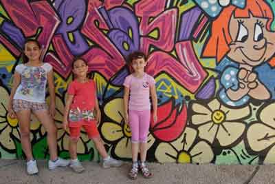 A group of Israeli kids stands near an A4I mural. All images courtesy of Artists 4 Israel.