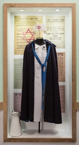 Hadassah nurse's uniform from 1930. Photo by Oded Antman.