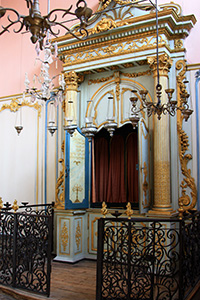 The boudoir-like interior of the synagogue in Cavaillon.