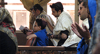 Prayer at the Abrishami Synagogue.