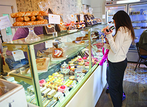 What to choose? Dessert-goers at Courcelles. Photo by Tomer Appelbaum.