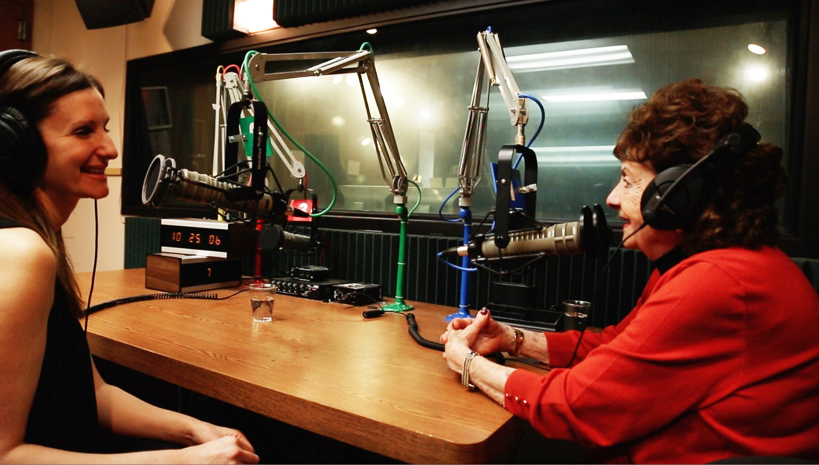 Sonia Warshawski (right) speaks with her granddaughter, documentarian Leah Warshawki. All images by Gloria Feinstein.