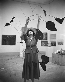 ‘Peggy Guggenheim with Alexander Calder’s Arc of Petals at the Venice Biennale,’ Venice, 1948. Peggy Gug­gen­heim Collection Archives, Venice. Photo Archivio meraphoto Epoche. Gift, Cassa di Risparmio di Venezia, 2005.